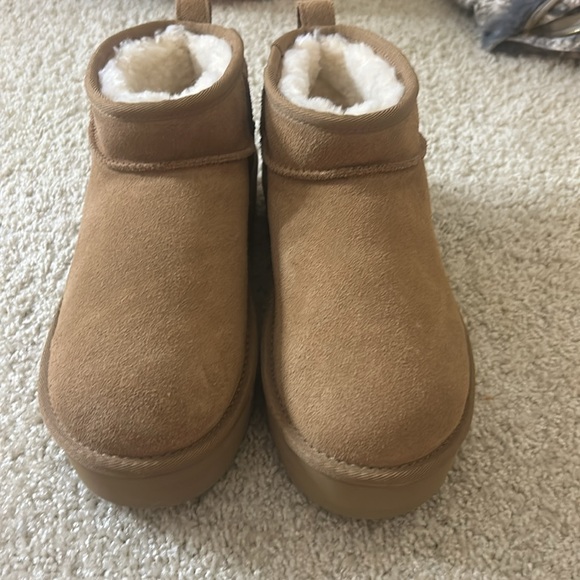 Mini UGG, kids 6 but fits a women’s 8 - Picture 3 of 5